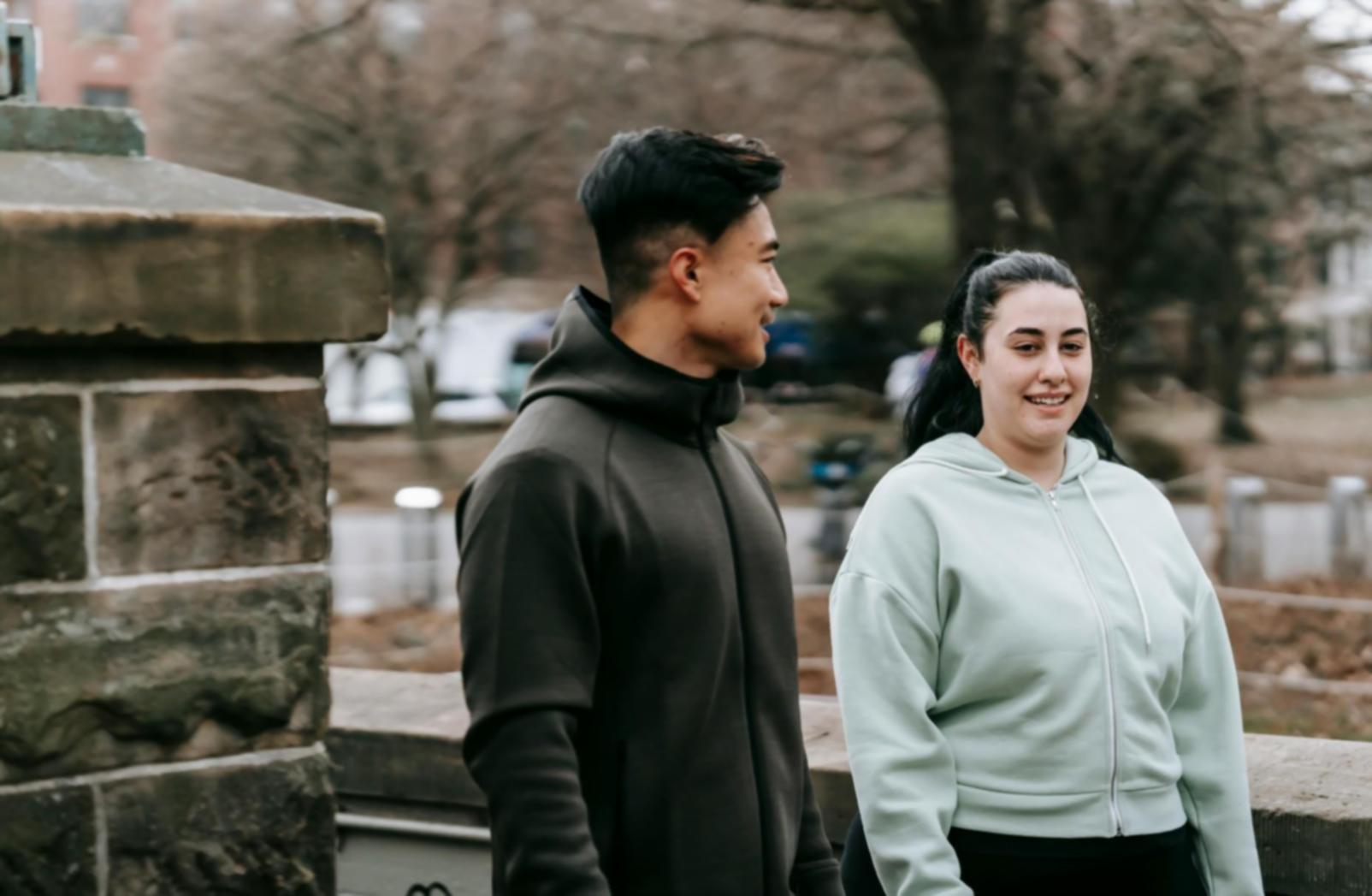 Famille heureuse partageant un moment de complicité